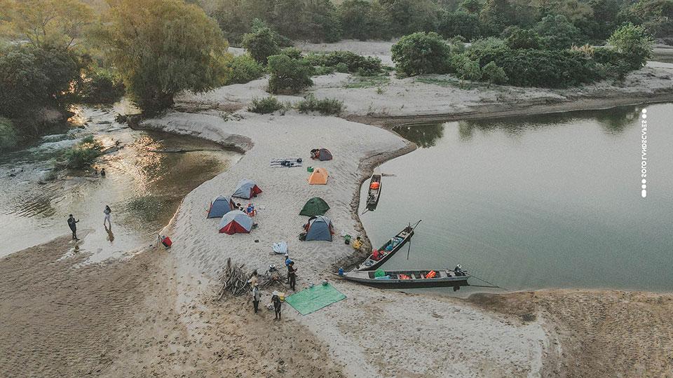 社区在湄公河上提供岛屿露营，这是数十个社区主导的生态旅游体验之一