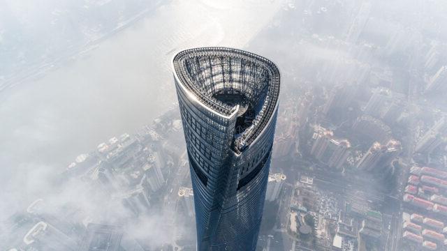 从上面俯瞰上海中心大厦的壮丽景色